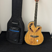 braune E-Gitarre aus Holz mit Schriftzug