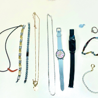 diverse Schmuckstücke: Ketten, Armbänder, Uhr, Anhänger, Ring