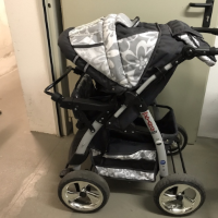 Kinderwagen in weiß mit grauer Musterung